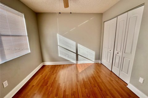 Condo in Hialeah, Florida, 2 bedrooms  № 1991446 - photo 5