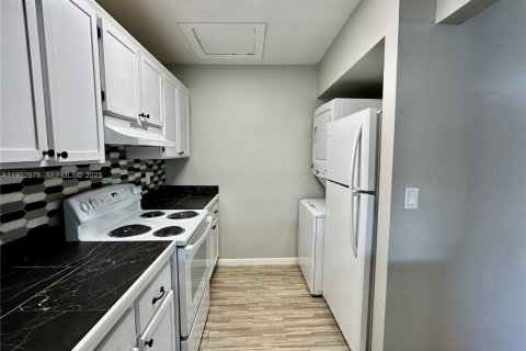 Condo in Hialeah, Florida, 2 bedrooms  № 1991446 - photo 1