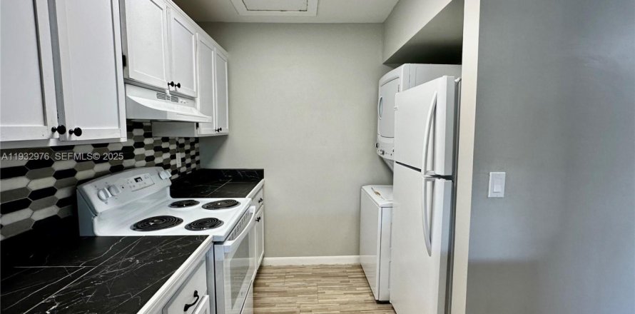 Condo in Hialeah, Florida, 2 bedrooms  № 1991446