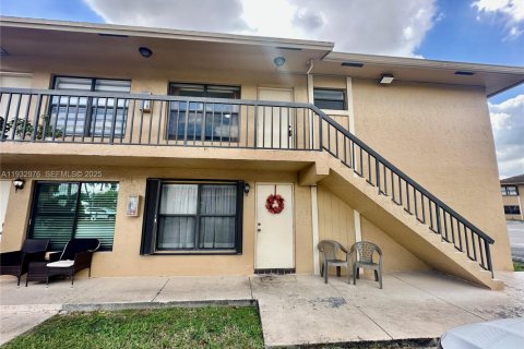 Condo in Hialeah, Florida, 2 bedrooms  № 1991446 - photo 9