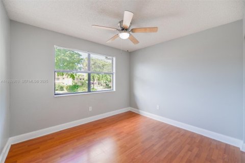Condo in Hialeah, Florida, 2 bedrooms  № 1991446 - photo 16