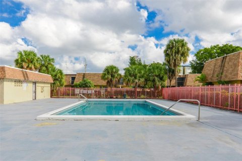 Condo in Hialeah, Florida, 2 bedrooms  № 1991446 - photo 25