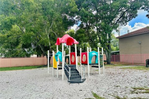 Condo in Hialeah, Florida, 2 bedrooms  № 1991446 - photo 14