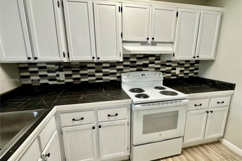 Condo in Hialeah, Florida, 2 bedrooms  № 1991446 - photo 2