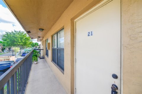 Condo in Hialeah, Florida, 2 bedrooms  № 1991446 - photo 21