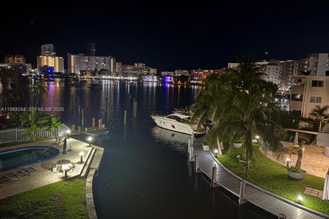 Condo à Hallandale Beach, Floride, 2 chambres  № 2025779