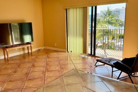 Copropriété à louer à Hallandale Beach, Floride: 2 chambres, 107.4 m2 № 2025779 - photo 8