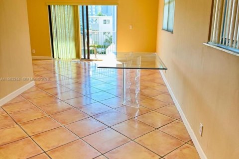 Copropriété à louer à Hallandale Beach, Floride: 2 chambres, 107.4 m2 № 2025779 - photo 6