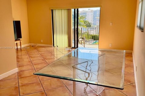 Copropriété à louer à Hallandale Beach, Floride: 2 chambres, 107.4 m2 № 2025779 - photo 7