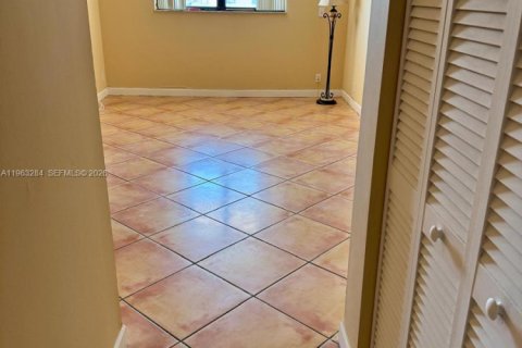 Copropriété à louer à Hallandale Beach, Floride: 2 chambres, 107.4 m2 № 2025779 - photo 11