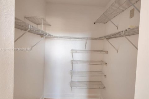 Adosado en alquiler en Miami, Florida, 3 dormitorios, 162.86 m2 № 1998583 - foto 24