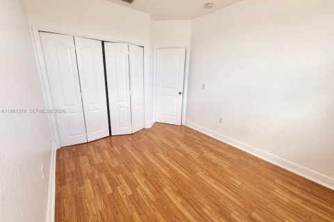 Adosado en alquiler en Miami, Florida, 3 dormitorios, 162.86 m2 № 1998583 - foto 25