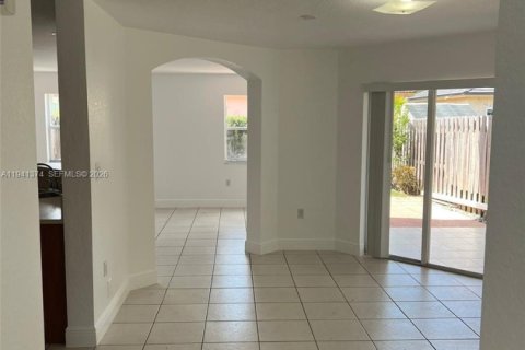 Adosado en alquiler en Miami, Florida, 3 dormitorios, 162.86 m2 № 1998583 - foto 7