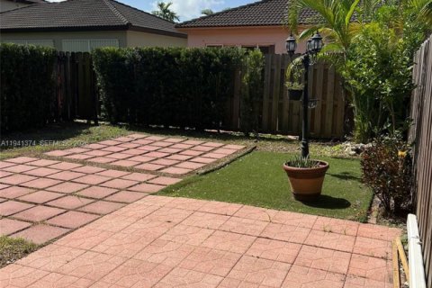 Adosado en alquiler en Miami, Florida, 3 dormitorios, 162.86 m2 № 1998583 - foto 3