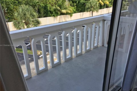 Condo in Coral Gables, Florida, 1 bedroom  № 1698805 - photo 14