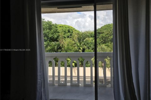 Condo in Coral Gables, Florida, 1 bedroom  № 1698805 - photo 13