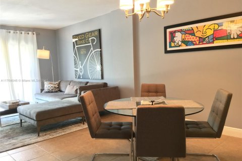 Condo in Coral Gables, Florida, 1 bedroom  № 1698805 - photo 10