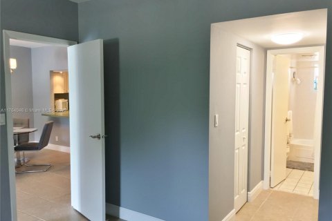 Condo in Coral Gables, Florida, 1 bedroom  № 1698805 - photo 21