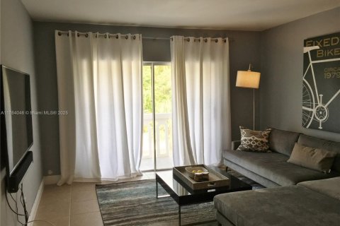 Condo in Coral Gables, Florida, 1 bedroom  № 1698805 - photo 12