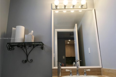 Condo in Coral Gables, Florida, 1 bedroom  № 1698805 - photo 8