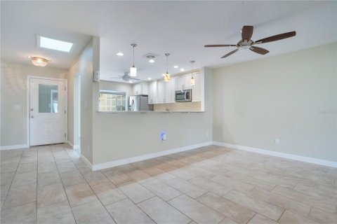 Duplex in New Smyrna Beach, Florida 2 bedrooms, 116.31 sq.m. № 2218878 - photo 9