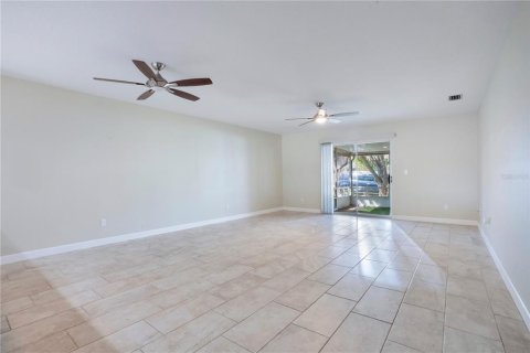 Duplex in New Smyrna Beach, Florida 2 bedrooms, 116.31 sq.m. № 2218878 - photo 4
