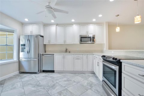 Duplex in New Smyrna Beach, Florida 2 bedrooms, 116.31 sq.m. № 2218878 - photo 11