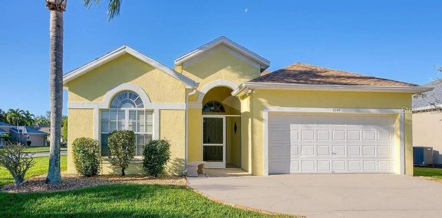 House in Bradenton, Florida 4 bedrooms, 168.71 sq.m. № 2393964