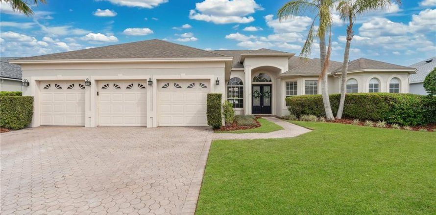 House in Oviedo, Florida 5 bedrooms, 290.6 sq.m. № 1598407