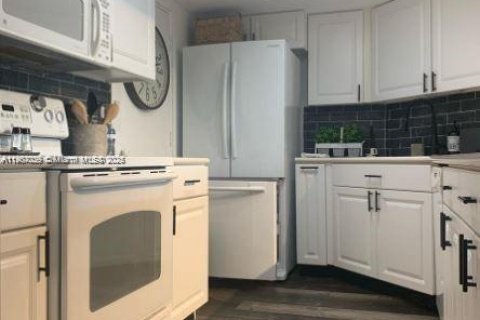 Copropriété à louer à Hollywood, Floride: 1 chambre, 75.44 m2 № 1963622 - photo 13