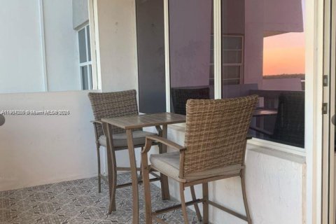 Copropriété à louer à Hollywood, Floride: 1 chambre, 75.44 m2 № 1963622 - photo 3