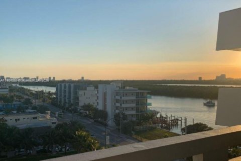 Copropriété à louer à Hollywood, Floride: 1 chambre, 75.44 m2 № 1963622 - photo 2