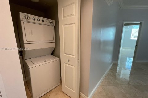 Condominio en alquiler en Hallandale Beach, Florida, 2 dormitorios, 132.39 m2 № 1992045 - foto 14