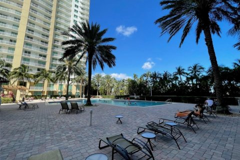 Condominio en alquiler en Hallandale Beach, Florida, 2 dormitorios, 132.39 m2 № 1992045 - foto 16