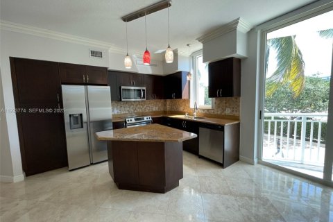 Condominio en alquiler en Hallandale Beach, Florida, 2 dormitorios, 132.39 m2 № 1992045 - foto 1