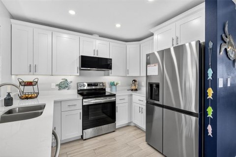 Condo in Englewood, Florida, 2 bedrooms  № 1903853 - photo 26