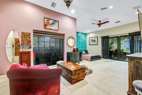 House in North Miami, Florida 4 bedrooms, 210.05 sq.m. № 1948216 - photo 18