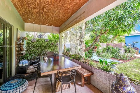 House in North Miami, Florida 4 bedrooms, 210.05 sq.m. № 1948216 - photo 4