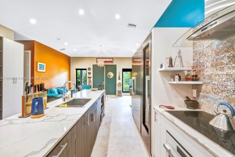 House in North Miami, Florida 4 bedrooms, 210.05 sq.m. № 1948216 - photo 13