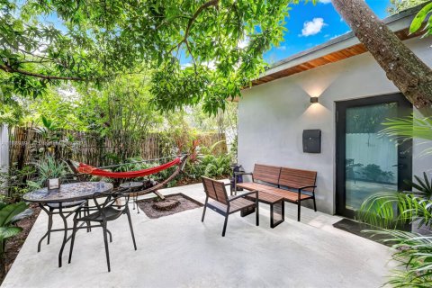 House in North Miami, Florida 4 bedrooms, 210.05 sq.m. № 1948216 - photo 6