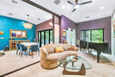 House in North Miami, Florida 4 bedrooms, 210.05 sq.m. № 1948216 - photo 27