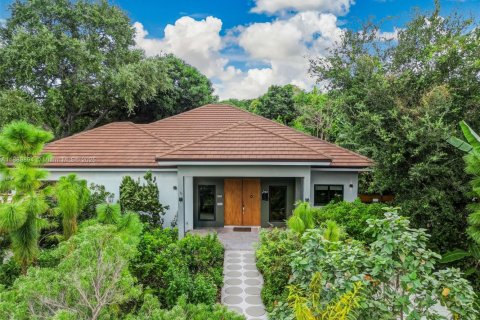 House in North Miami, Florida 4 bedrooms, 210.05 sq.m. № 1948216 - photo 1