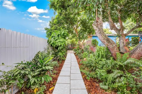 House in North Miami, Florida 4 bedrooms, 210.05 sq.m. № 1948216 - photo 5