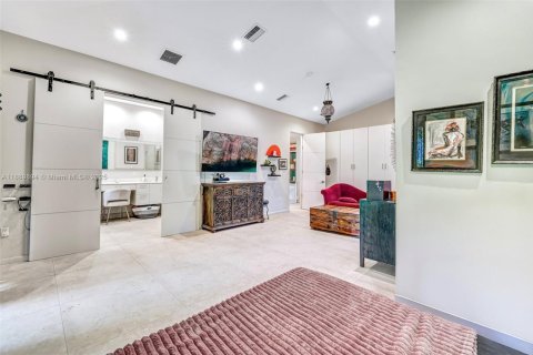 House in North Miami, Florida 4 bedrooms, 210.05 sq.m. № 1948216 - photo 19