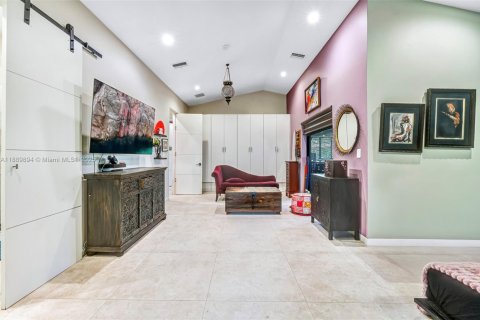 House in North Miami, Florida 4 bedrooms, 210.05 sq.m. № 1948216 - photo 20