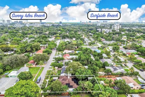 House in North Miami, Florida 4 bedrooms, 210.05 sq.m. № 1948216 - photo 10