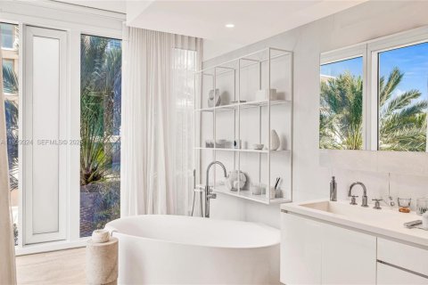 Condo in Surfside, Florida, 2 bedrooms  № 2041147 - photo 10