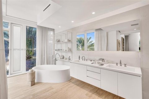 Condo in Surfside, Florida, 2 bedrooms  № 2041147 - photo 9