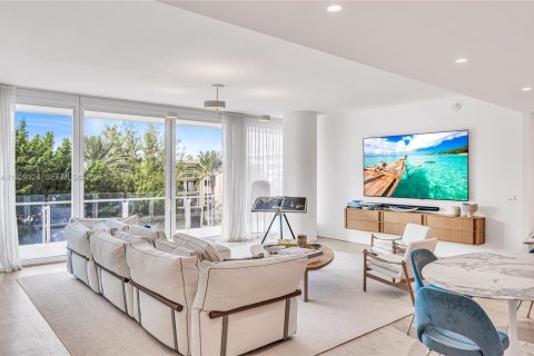 Condo in Surfside, Florida, 2 bedrooms  № 2041147