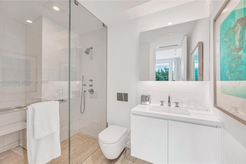 Condo in Surfside, Florida, 2 bedrooms  № 2041147 - photo 15